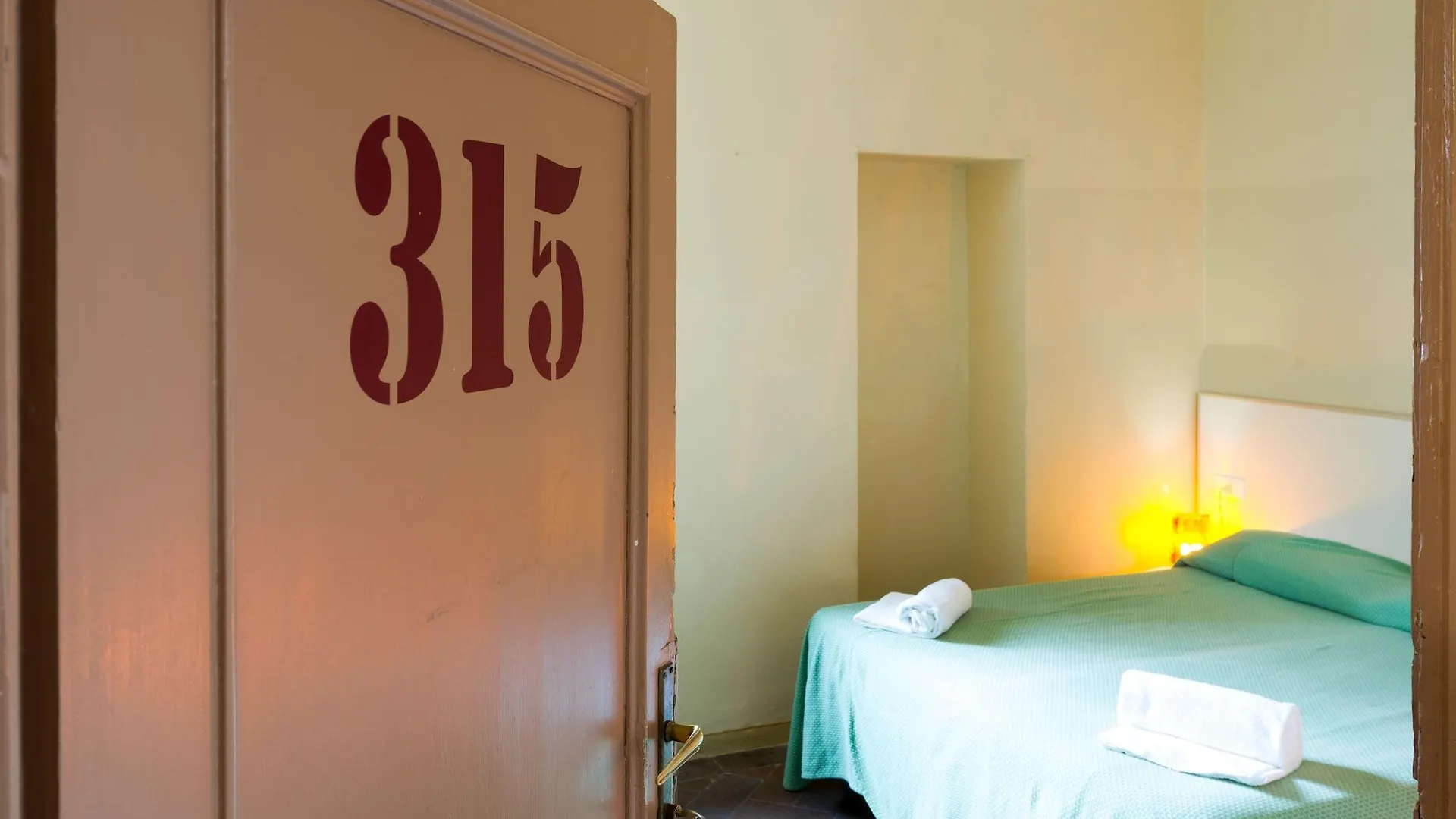 Hostel 7 Santi Florence